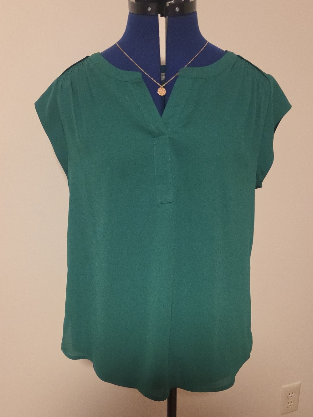 Women's Emerald Split-V Neck Cap Sleeve Blouse